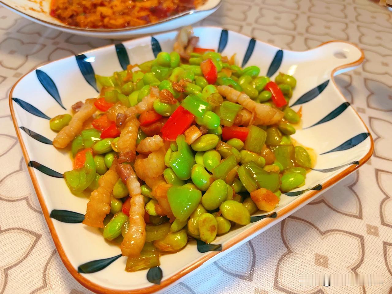 中午就炒了一个五花肉辣椒炒毛豆，其它的都是剩的

牛肉还剩了半碗多，菠萝吃了大概