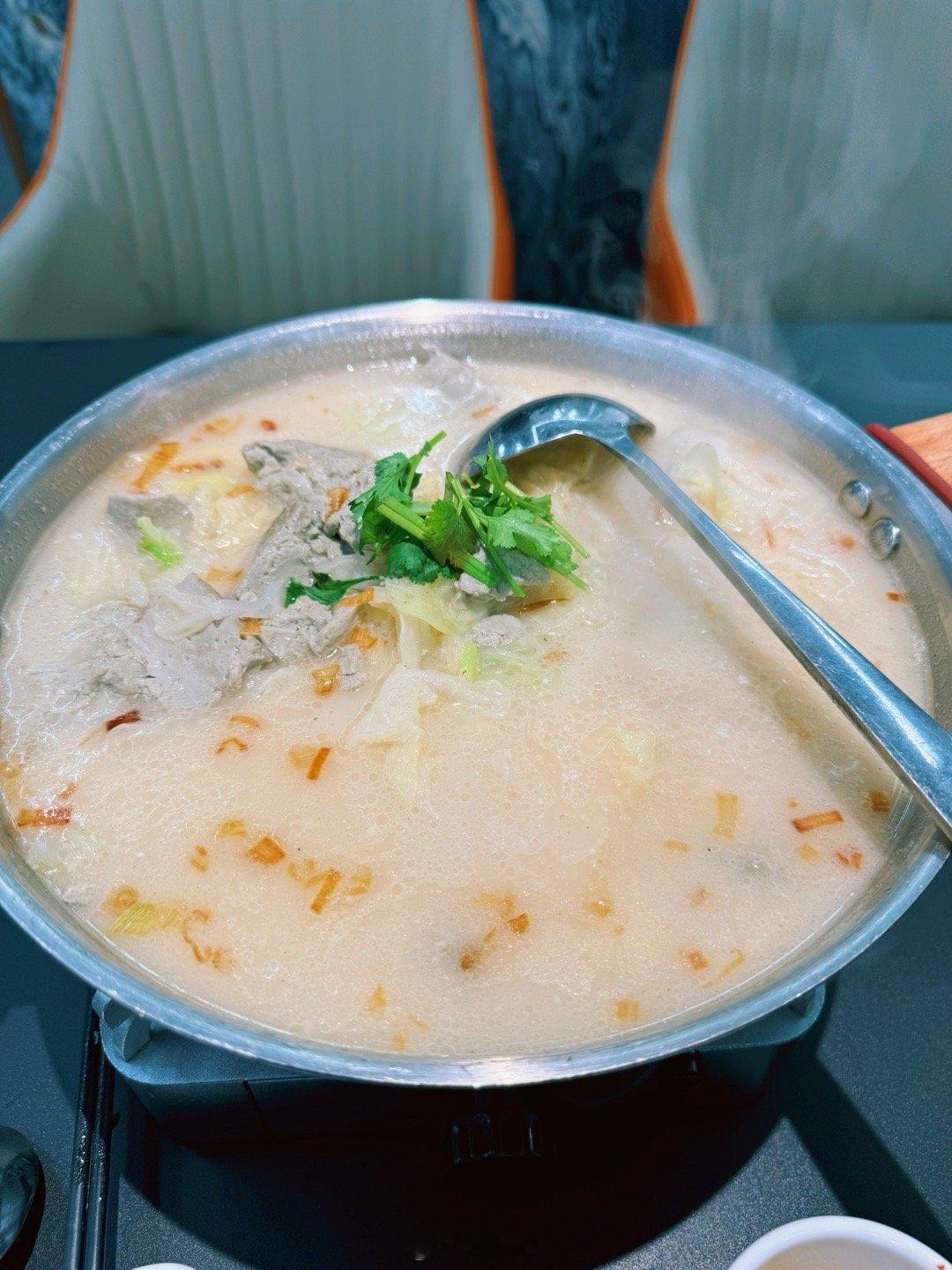 黑豆腐，好齿滴hin。斐常不正宗的三杯鸡居然也好齿（居然油炸）。 