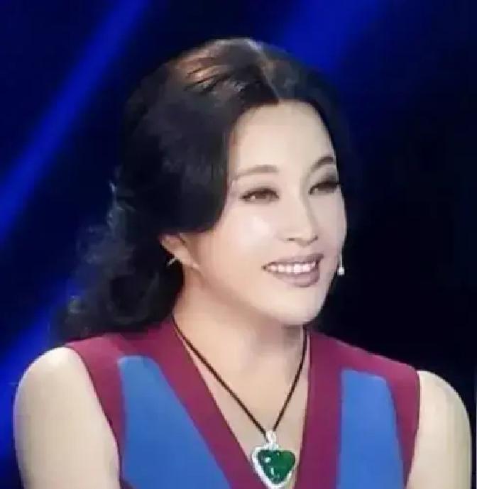 她给狗打针，剧组人全愣住
 
1993年，《毛泽东之路》开机，刘晓庆迟到一周。制