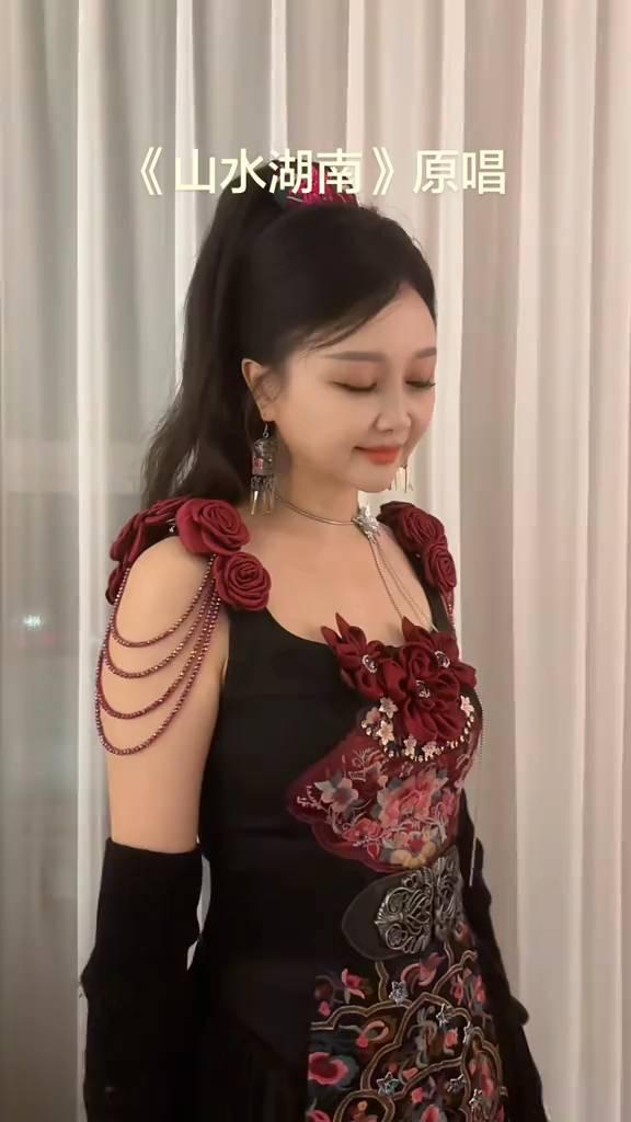 《山水湖南》原唱。
越过了多少山，饮过了多少水，家乡的山水最亲最美。听过了多少歌