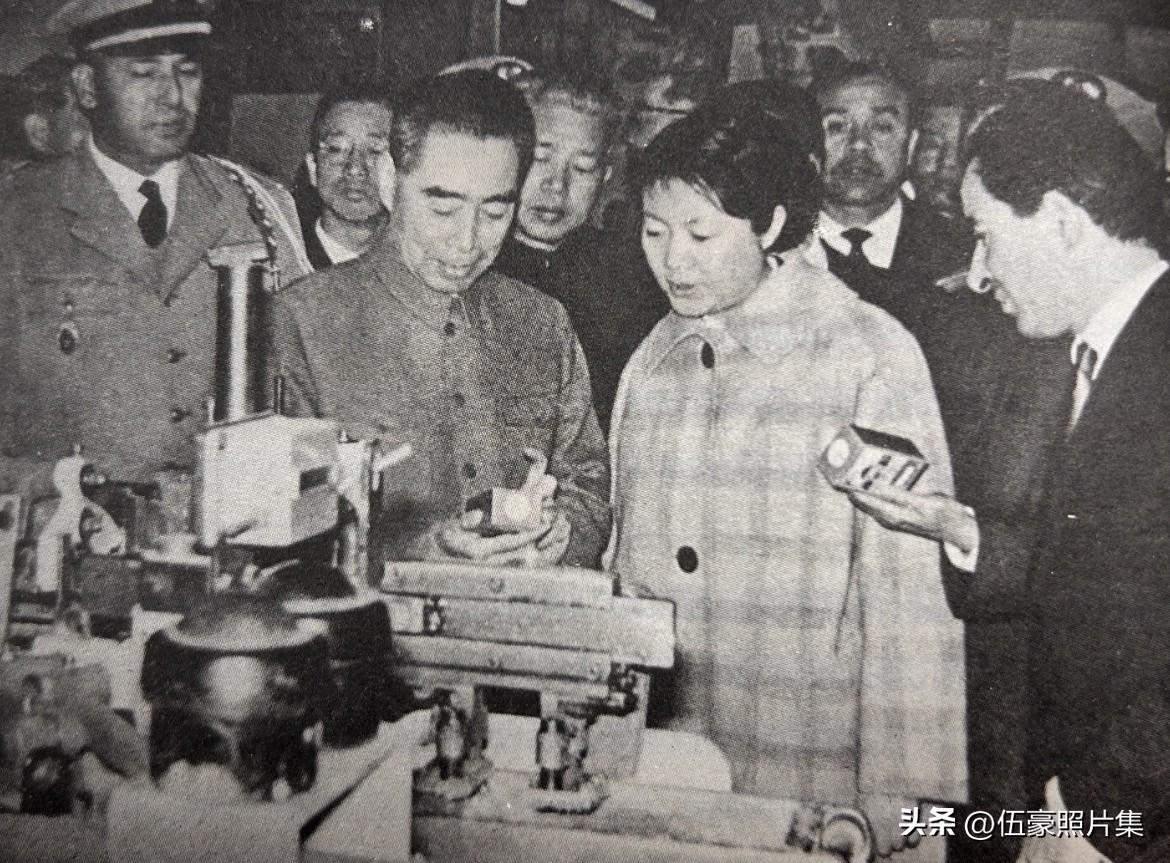 1963年12月，周恩来参观摩洛哥卡萨兰卡市郊的糖茶公司。十天后，周恩来和陈毅联