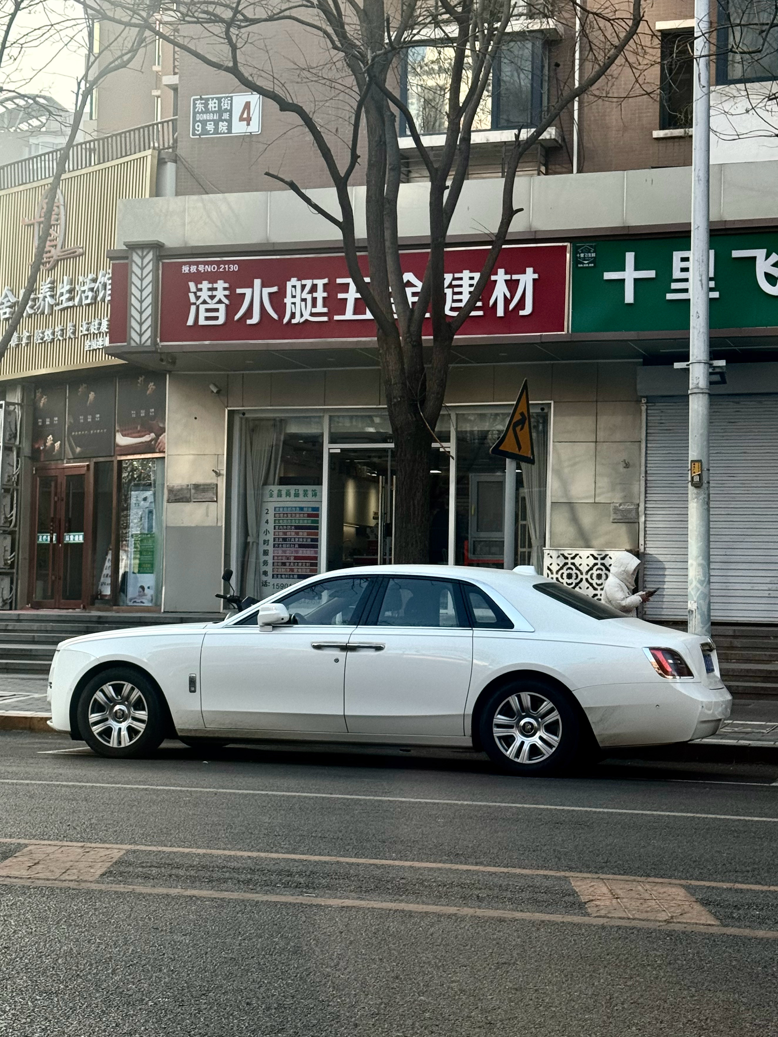 一台很适合自己驾驶的白色的D级轿车劳斯莱斯古思特李楠说道李楠说道大v聊车劳斯莱斯