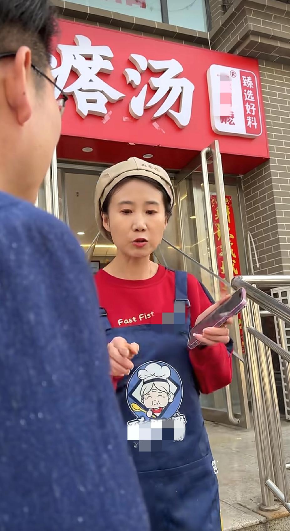 吃完疙瘩汤面的男子，付完钱刚走出店门口，却见老板娘追了出去，接下来看到的一幕，让