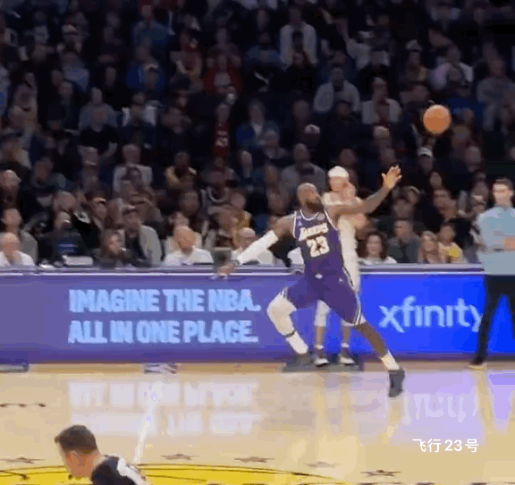 詹姆斯动作最美的一次上篮！
慢动作细看真是美如画啊。
只可惜最后三不沾。
但是这