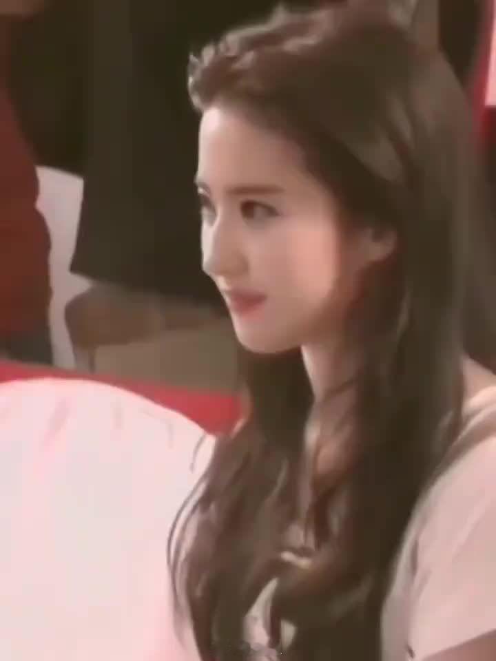 刘亦菲这么上镜的脸，在镜头里都这么好看，本人是会更好看的。刘亦菲‖