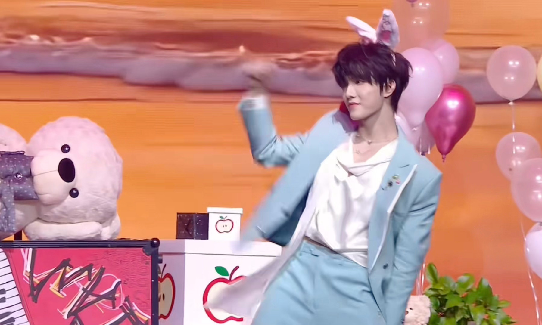 苏新皓跳了TFBOYS的《青春修炼手册》苏新皓拿苹果花苏新皓散落的华服舞台