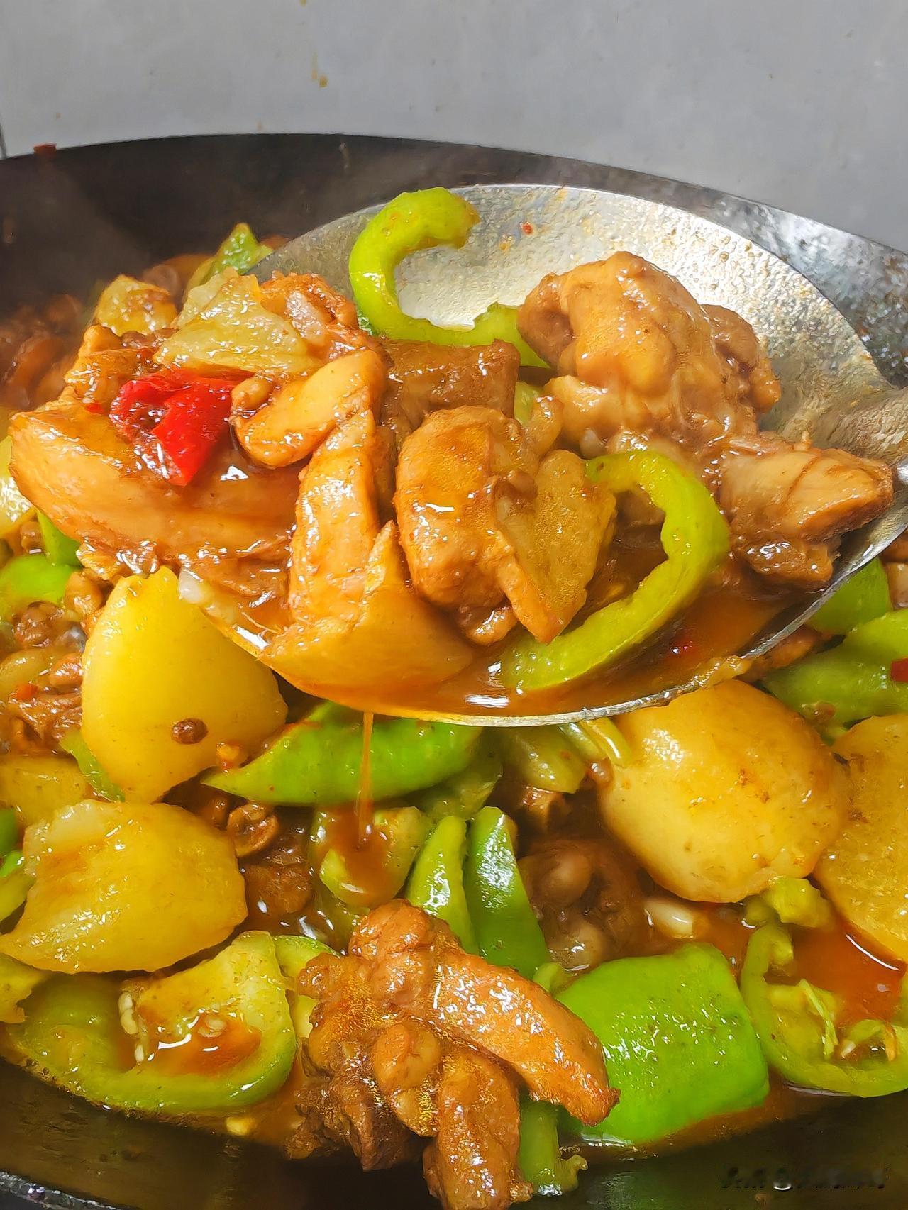 今日分享炒鸡的做法，喜欢的朋友可以试试。
鸡块泡水处理血水，沥干水分。大豆油烧热