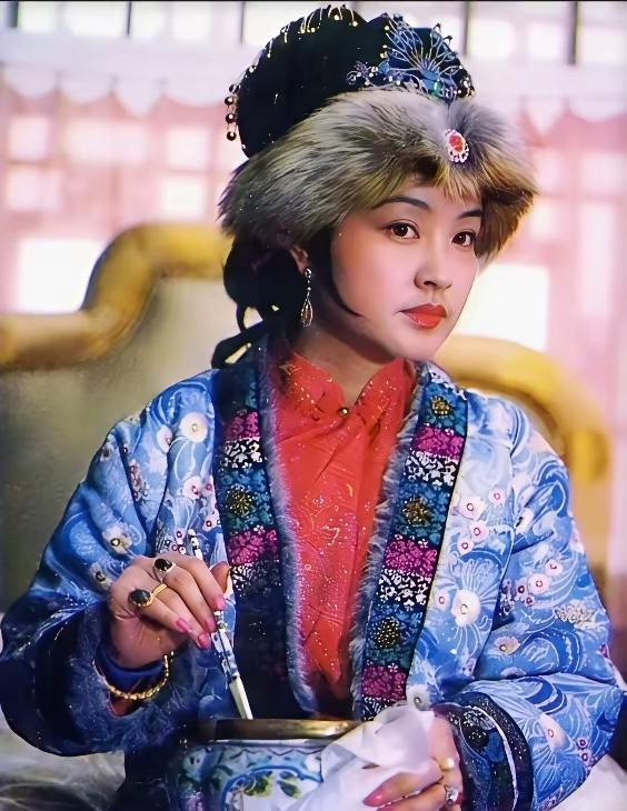 刘晓庆演的王熙凤过余生活化没错，而且随性所演。而邓婕的是受戏曲学者的约束，她的演