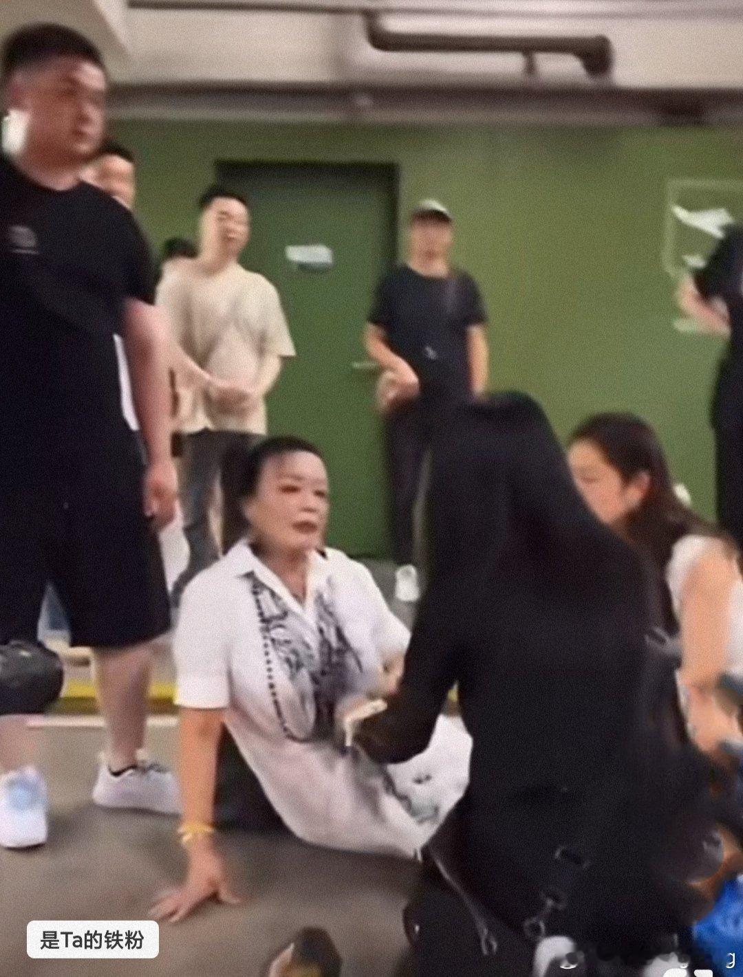 张兰去直播的路上摔倒了，坐在地上半天才起来，工作人员搀扶着上车，汪小菲的妻子马筱