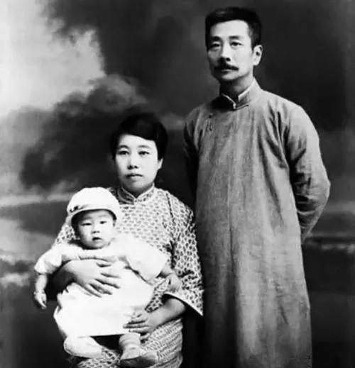 1936年，鲁迅先生去世不到一个月，他的一位学生发表了4000字长文，大骂鲁迅是