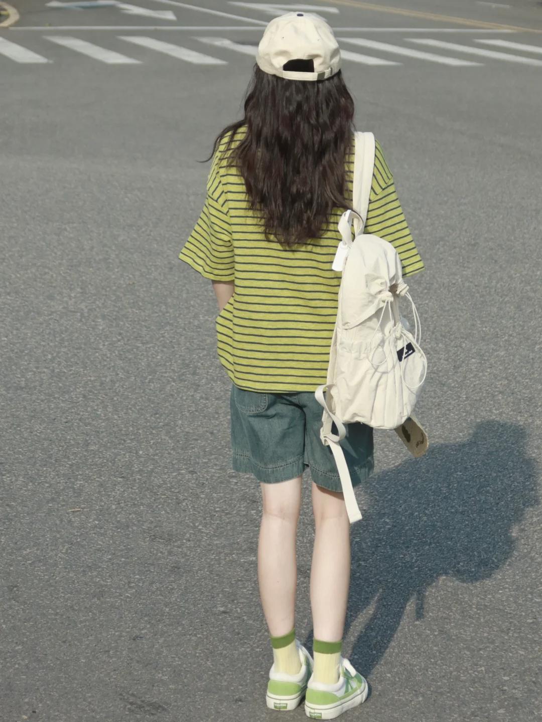 #夏日生活打卡季#夏日清新来袭！浅绿色条纹T恤邂逅蓝色牛仔短裤，少年感满满，一秒