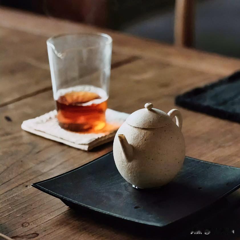 《茶晤清境·五古体》
水汽漫茶烟，喧尘此际消。
知己围炉坐，清言话市朝。
一盏洗