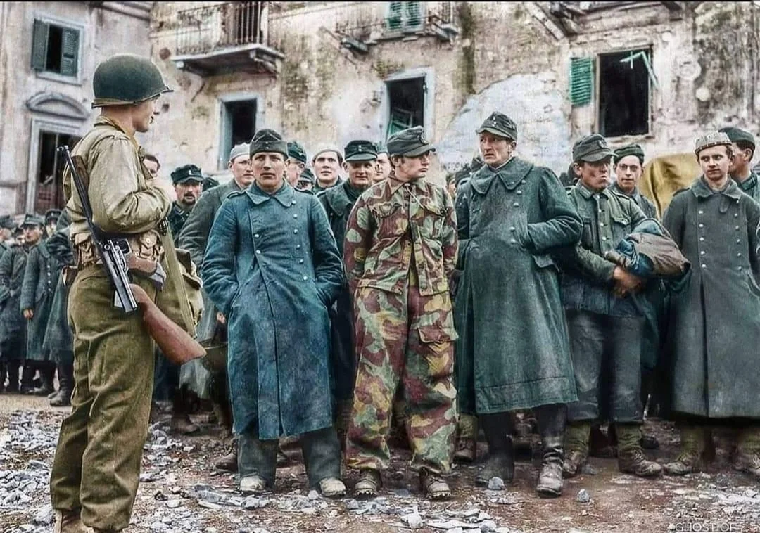 1944年3月17日，在意大利安齐奥被美军俘虏的德国战俘正在等待运往战...