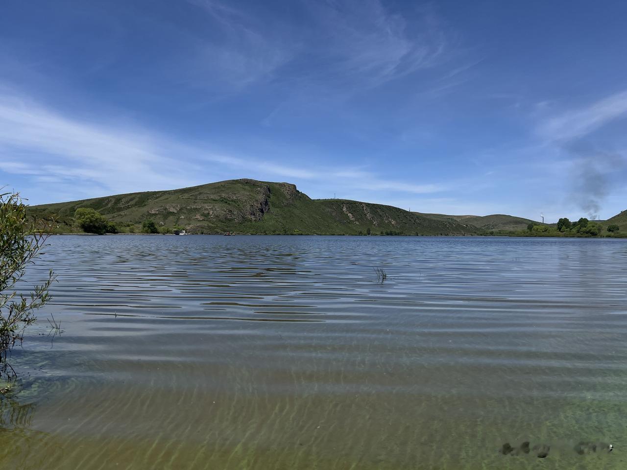 分享图片，蓝天白云景色美如画碧水轻漾，湖面如镜，倒映着湛蓝天空与闲云；远山青翠，