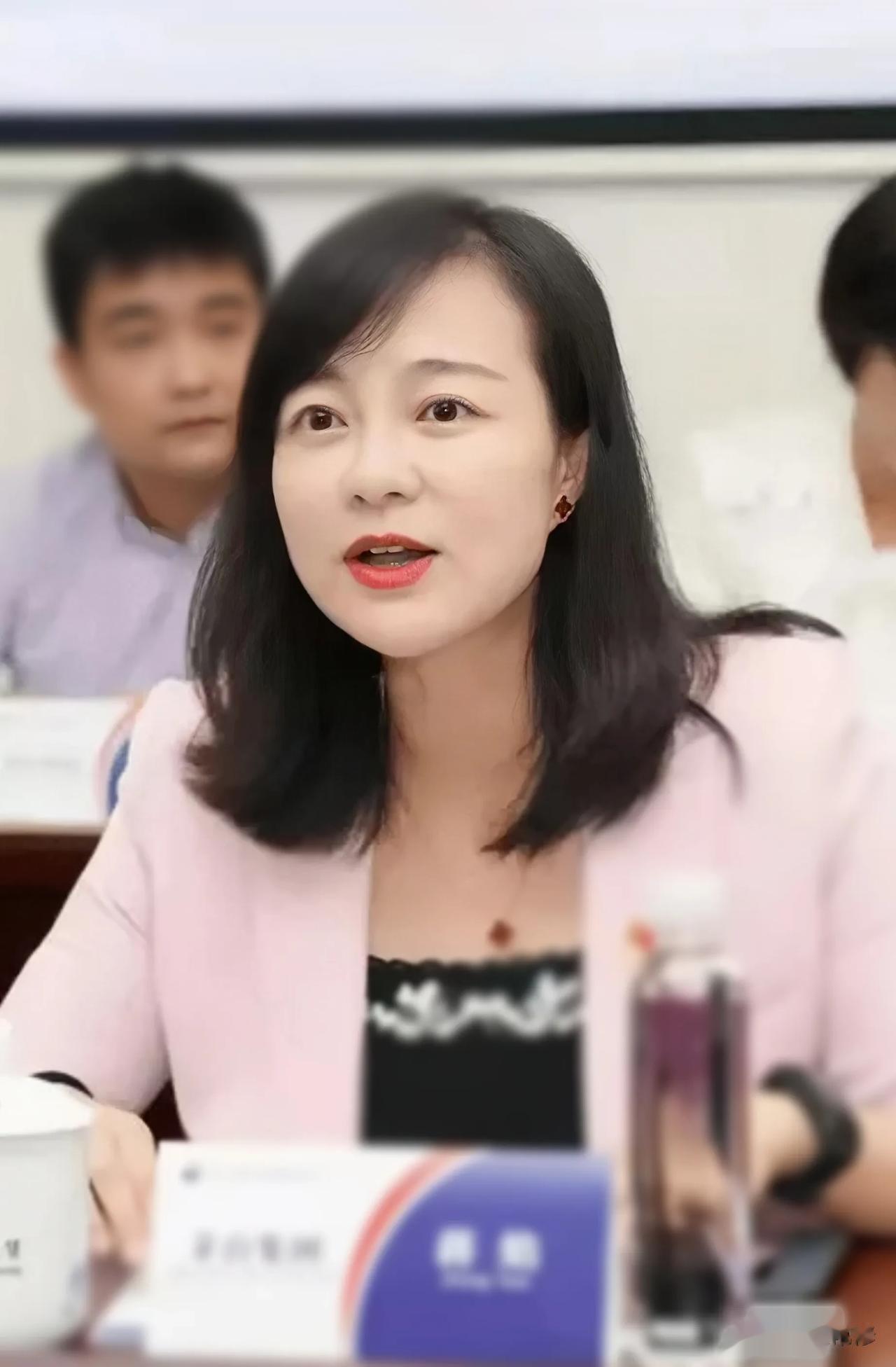 昨日，茅台董秘蒋焰出席活动并发表讲话，她自豪的说:我们茅台员工很多一干就干三代，