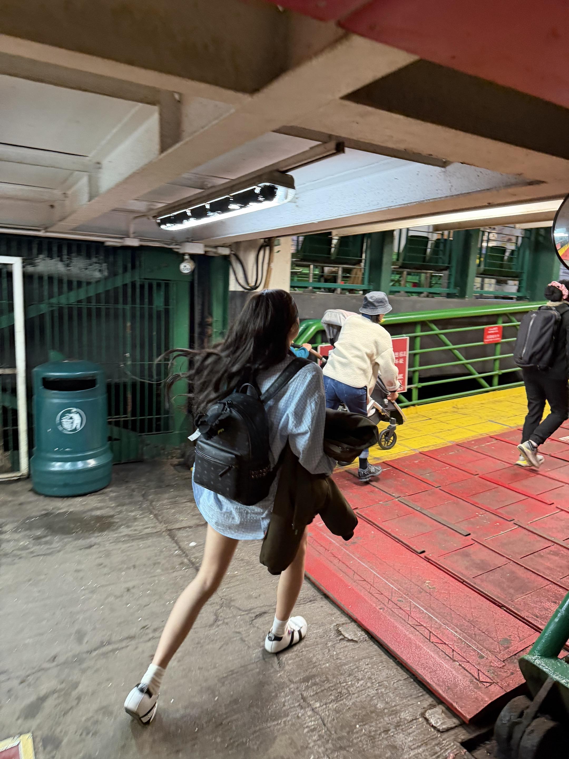 比美照更有杀伤力的是有人愿意拿起手机记录我.