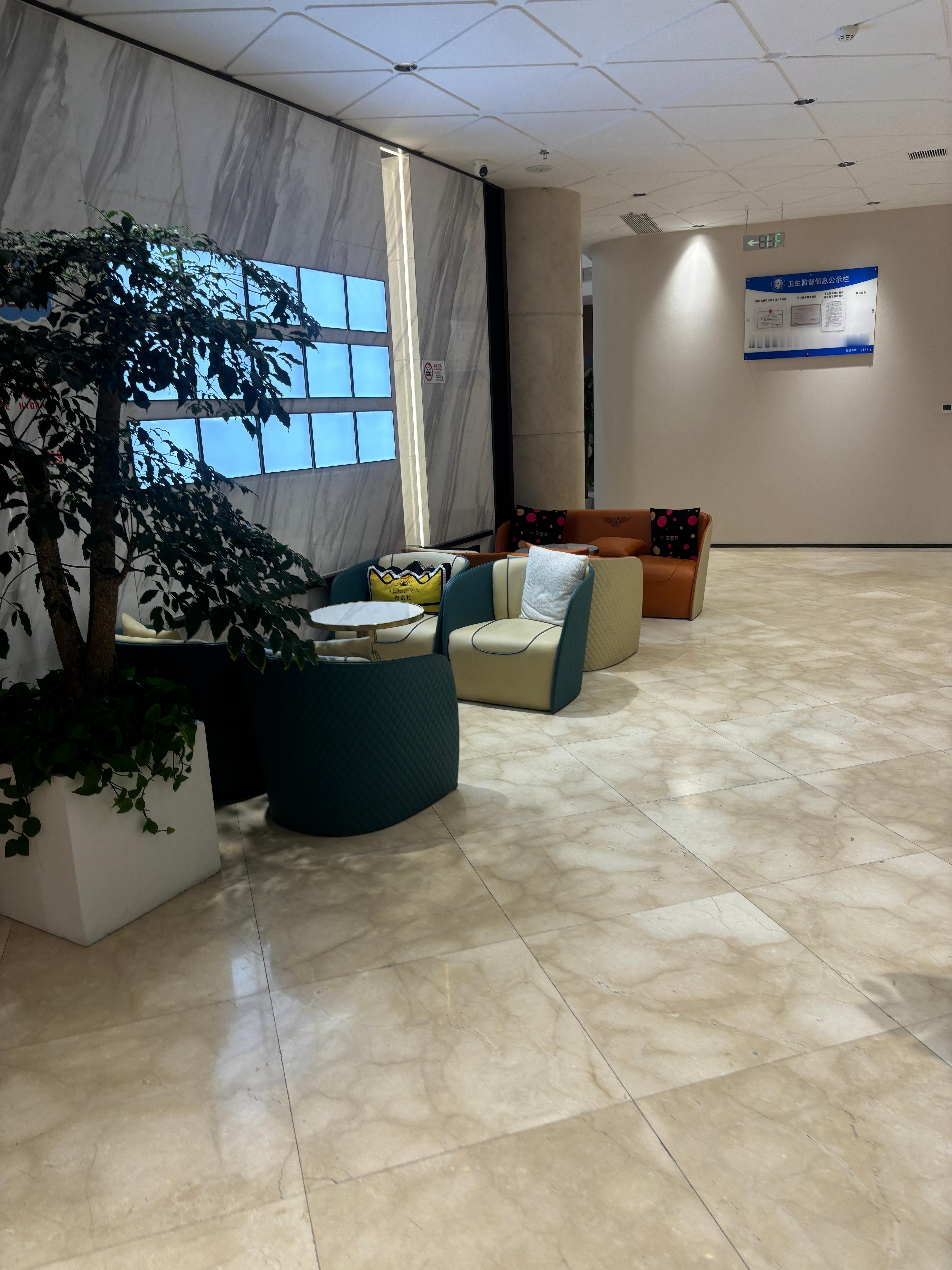 今天去yyy那里面诊了 本来定的是月底的手术 捡了个明天的空位 直接上了就….姚