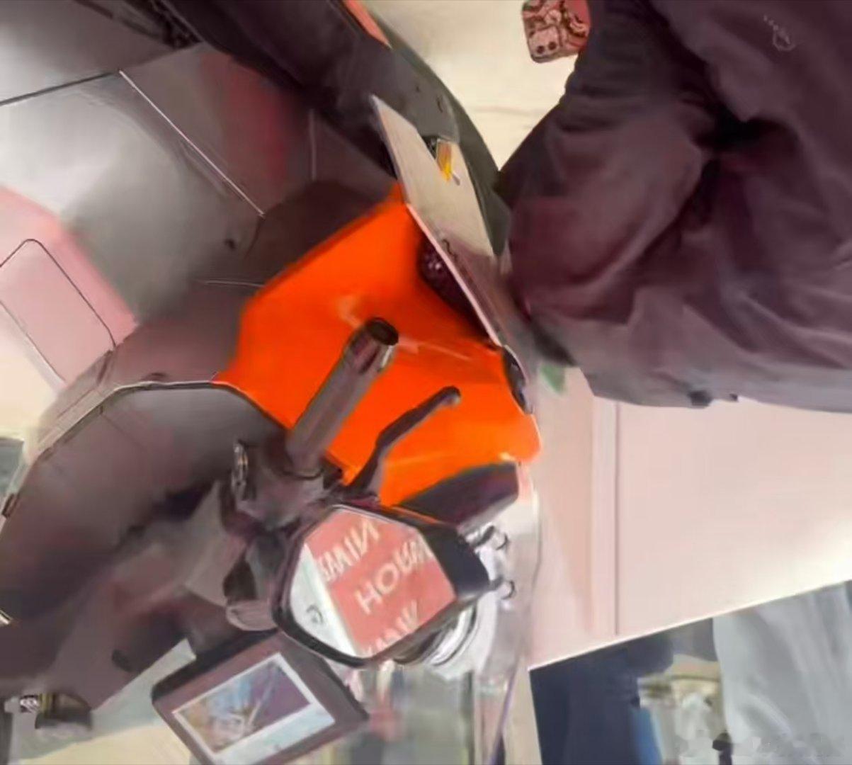 苏超开幕式现场，常州铁骑新座驾号外超级电摩首次执勤。同属中国机车新势力，合力打破