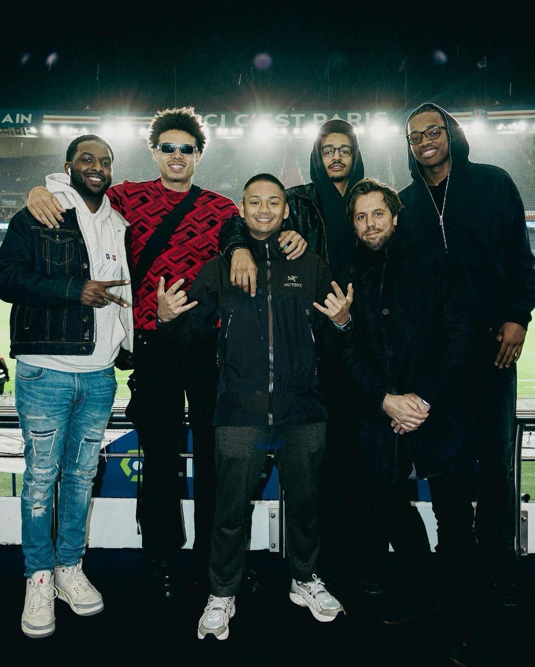 普尔去参观大巴黎还有奎诺内斯[doge][doge]#金州勇士[超话]# ​​​