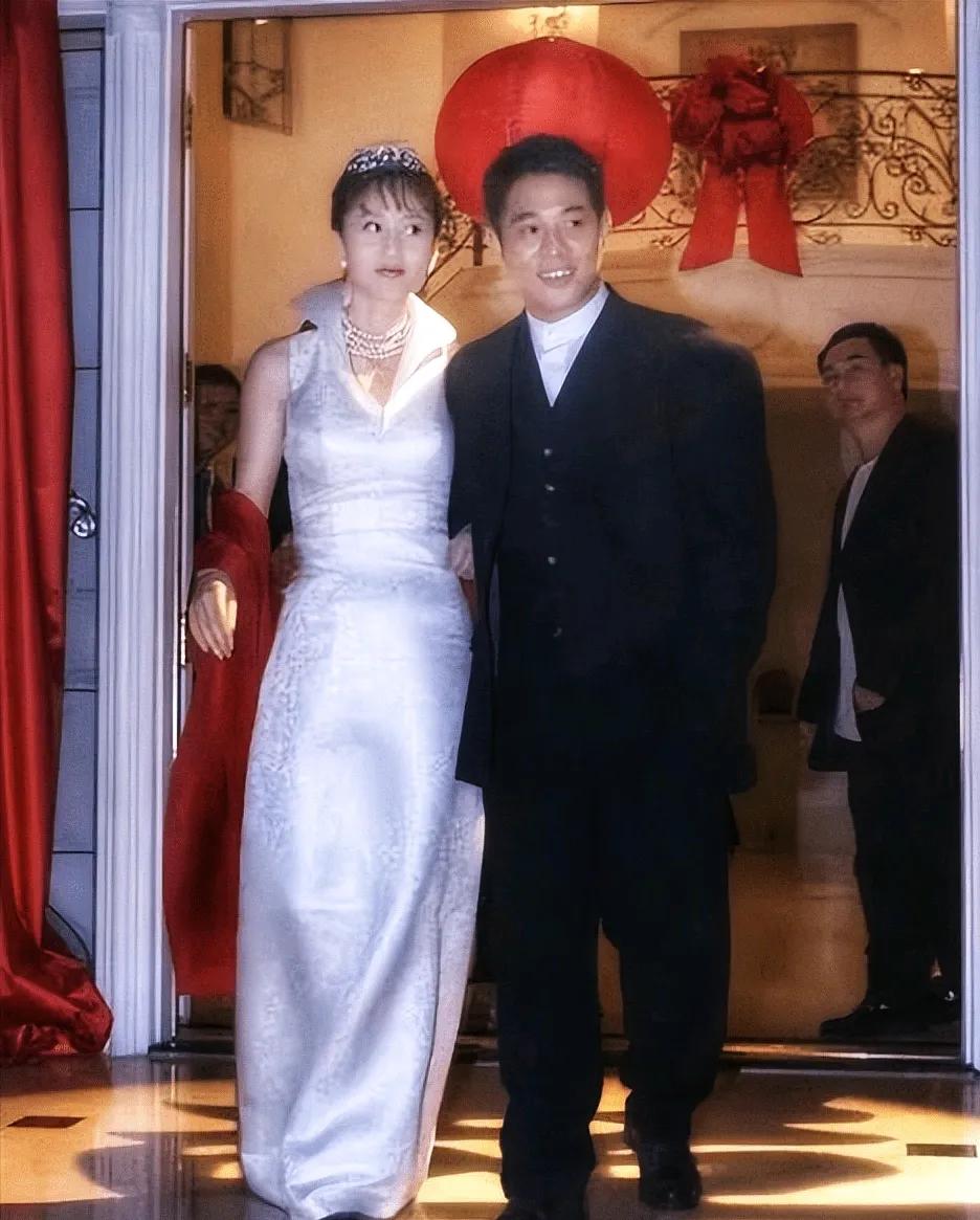 当年李连杰抛妻弃子迎娶港姐利智时，事业已经如旭日东升。但和利智站一起，李连杰看上