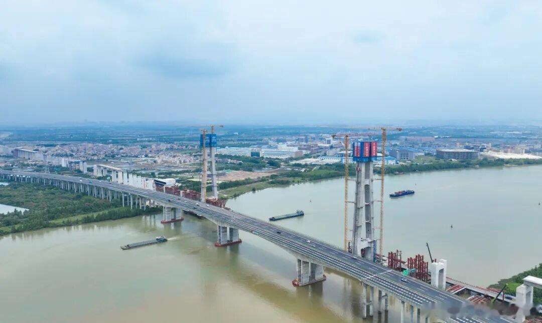中山商业城建观察录 6月中旬，深江铁路虎跳门水道斜拉桥双主塔完成封顶，至此，深江