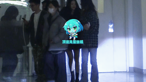 向涵之这是真的不怕冷啊？上身穿着羽绒服，下身穿短裙，造型挺符合“三里屯姐妹花”设