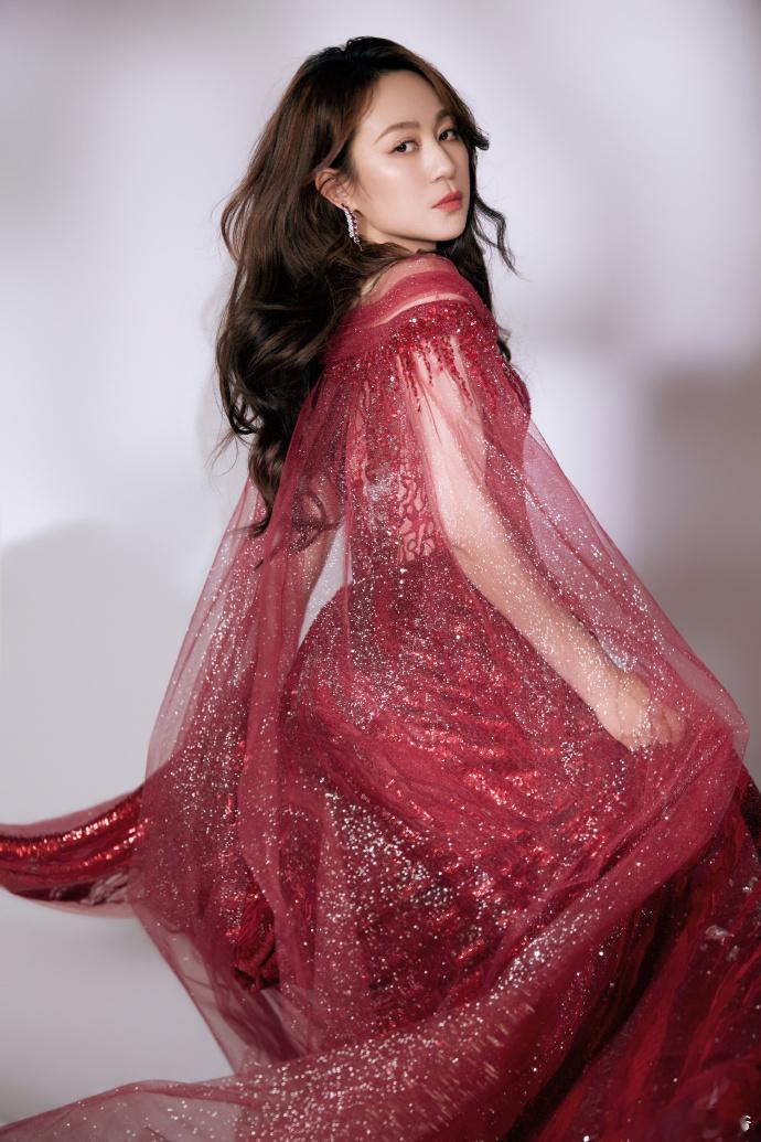 马丽裙子蓝底配红裙也太好看了，马丽这身看着舒服又大气，状态特别稳 