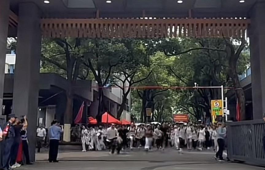 全国高考作文题目新鲜出炉，最近几年的作文到底在考什么？
上午第一场语文考试已经落