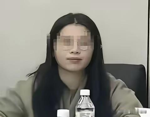 她刚出事，他就该准备撤了。彭女士被停职，婚姻悬了，工作也悬了。那个眼镜男雷某，当