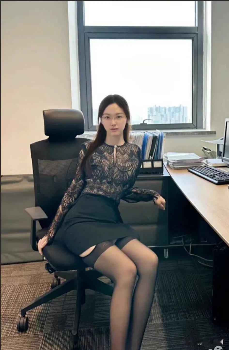 不可否认，这个老师长得确实很漂亮，是不是漂亮的女人都有一颗骚动的心？[捂脸]#女