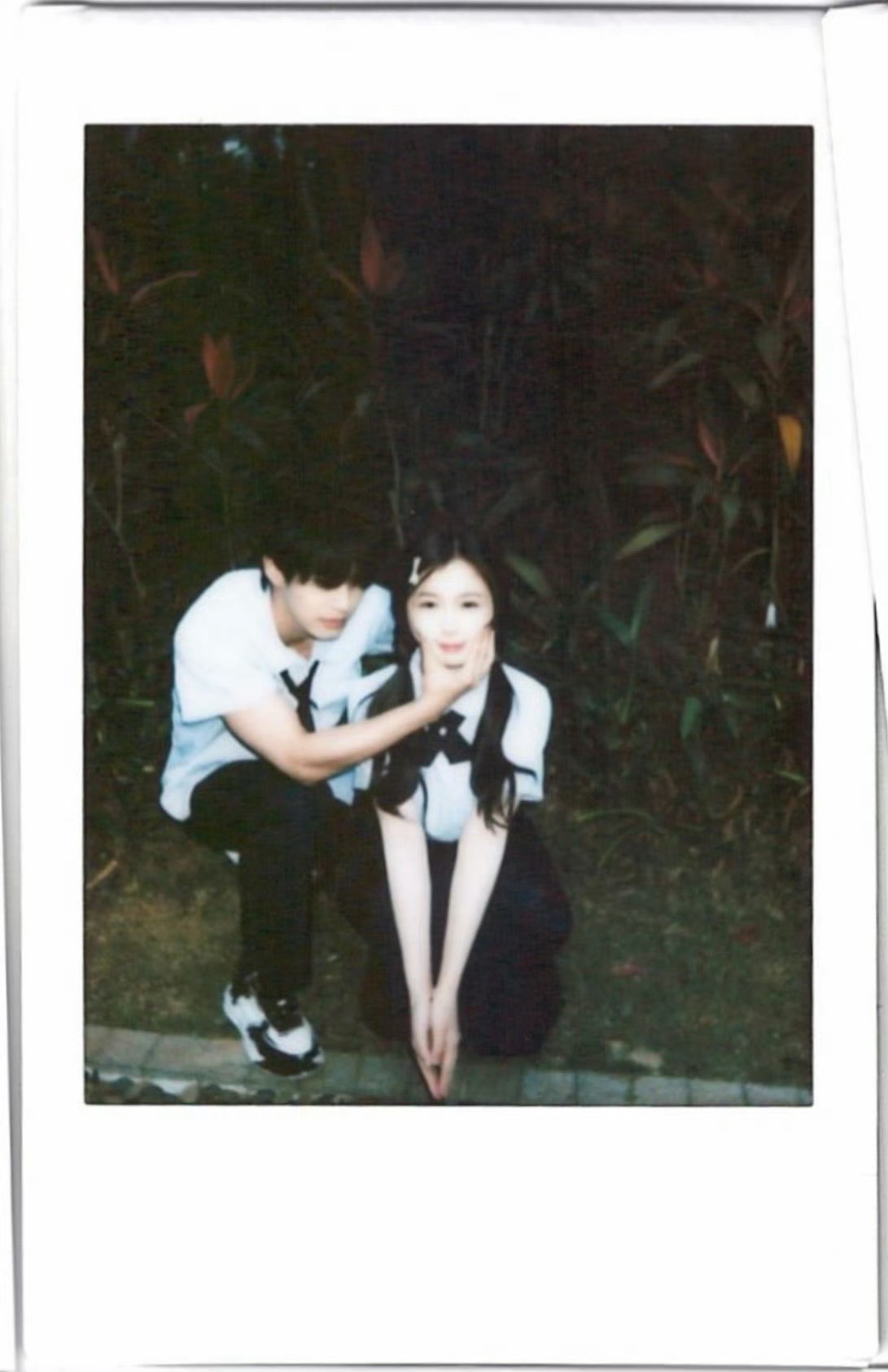 虞书欣何与校服拍立得虞书欣 何与《双轨》校服拍立得📸 