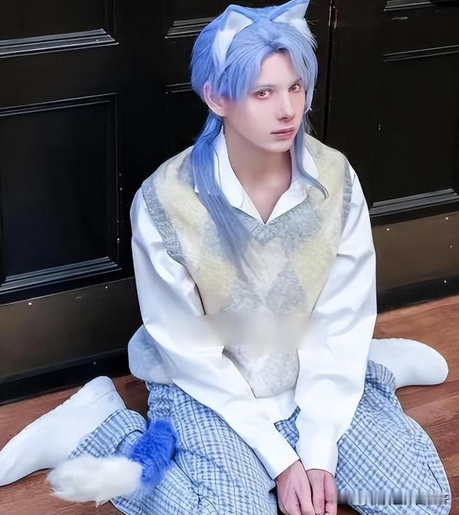 这是“恨国女”许可馨的丈夫，
面容清秀雌雄难辨，
痴迷Cosplay和日漫，
社