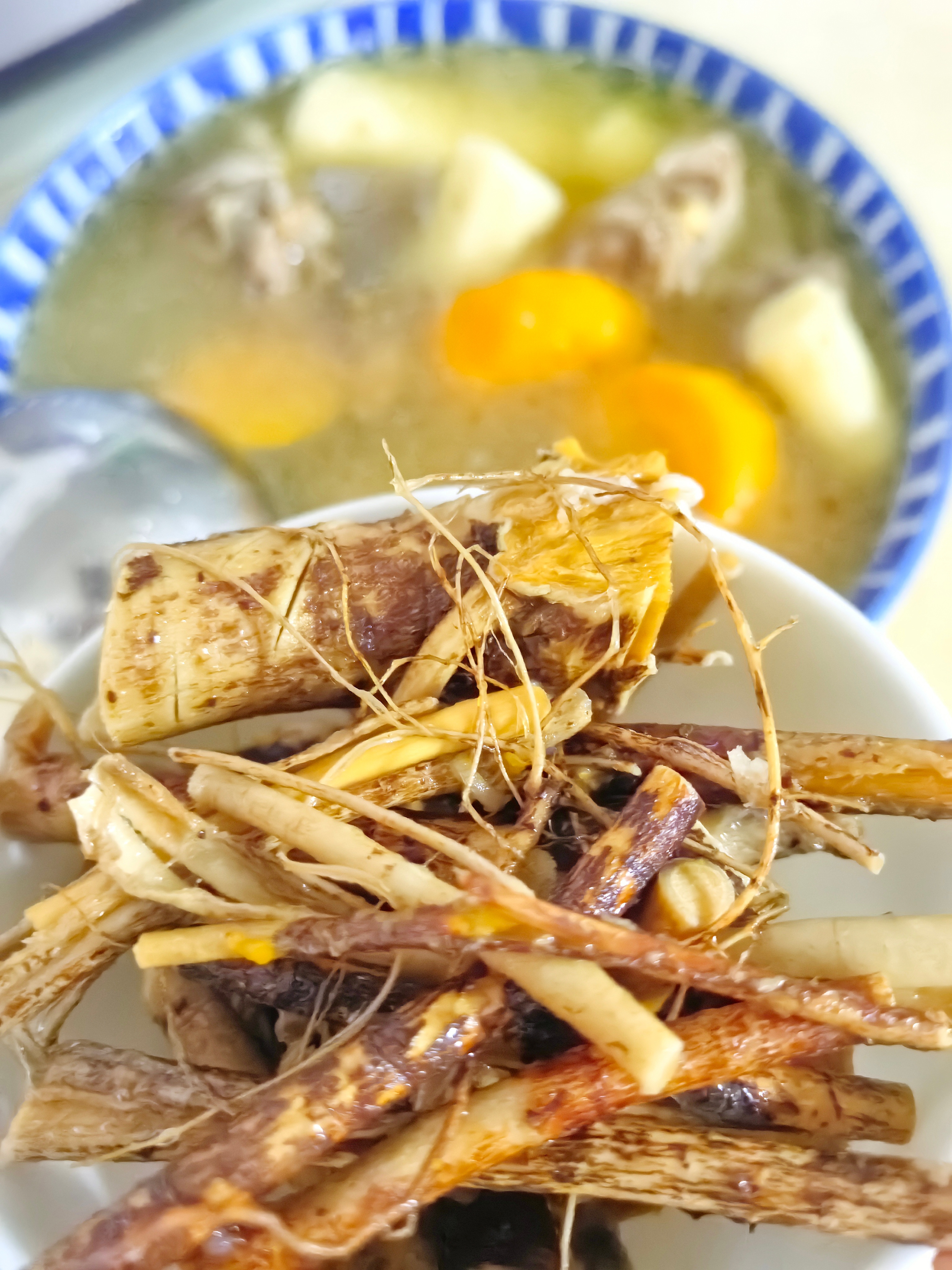 今天晚上喝了一碗树根汤，味道美极了。没有什么树子根能逃出广东的汤底的。 