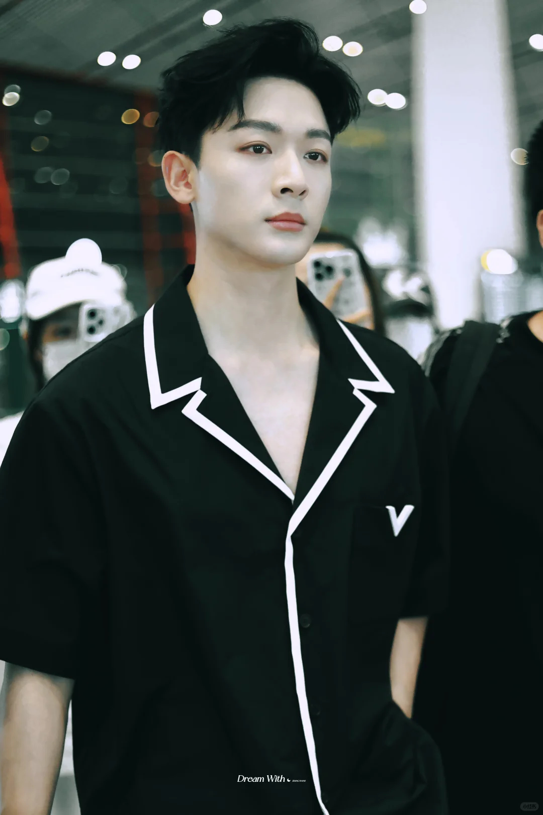 张晚意私服是五彩斑斓的黑🕶️ ​​​