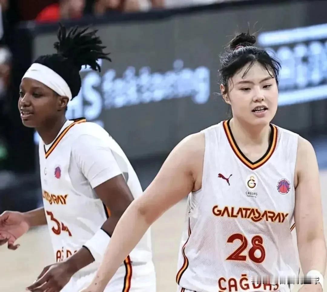 这次转会是双赢！北京时间今天凌晨进行的一场土耳其女篮联赛中，李月汝效力的加拉塔萨