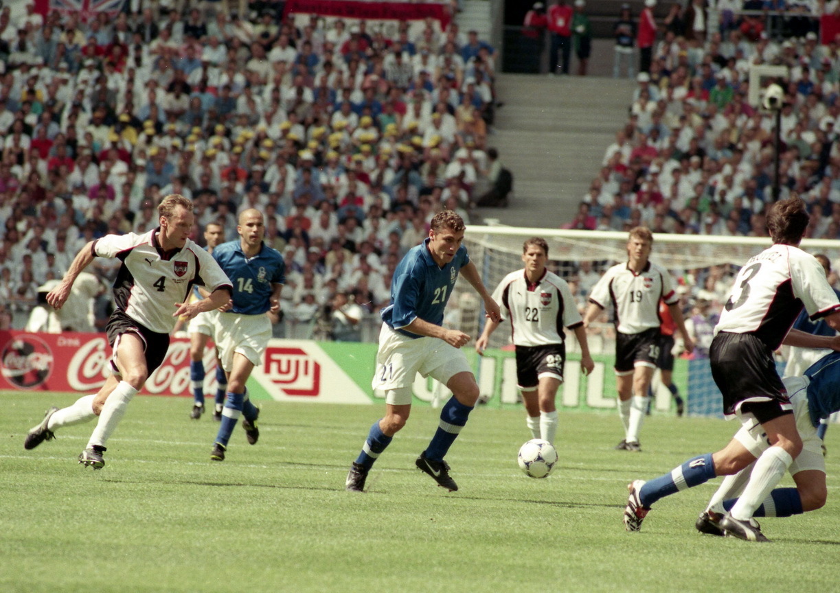 世界杯 历史上的今天：维埃里为意大利队首开记录，1998年6月23日，法兰西大球