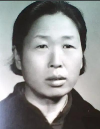 高淑兰曾担任原中组部副部长，阻碍平反工作，1977年中央免去职务，被调回：北京二