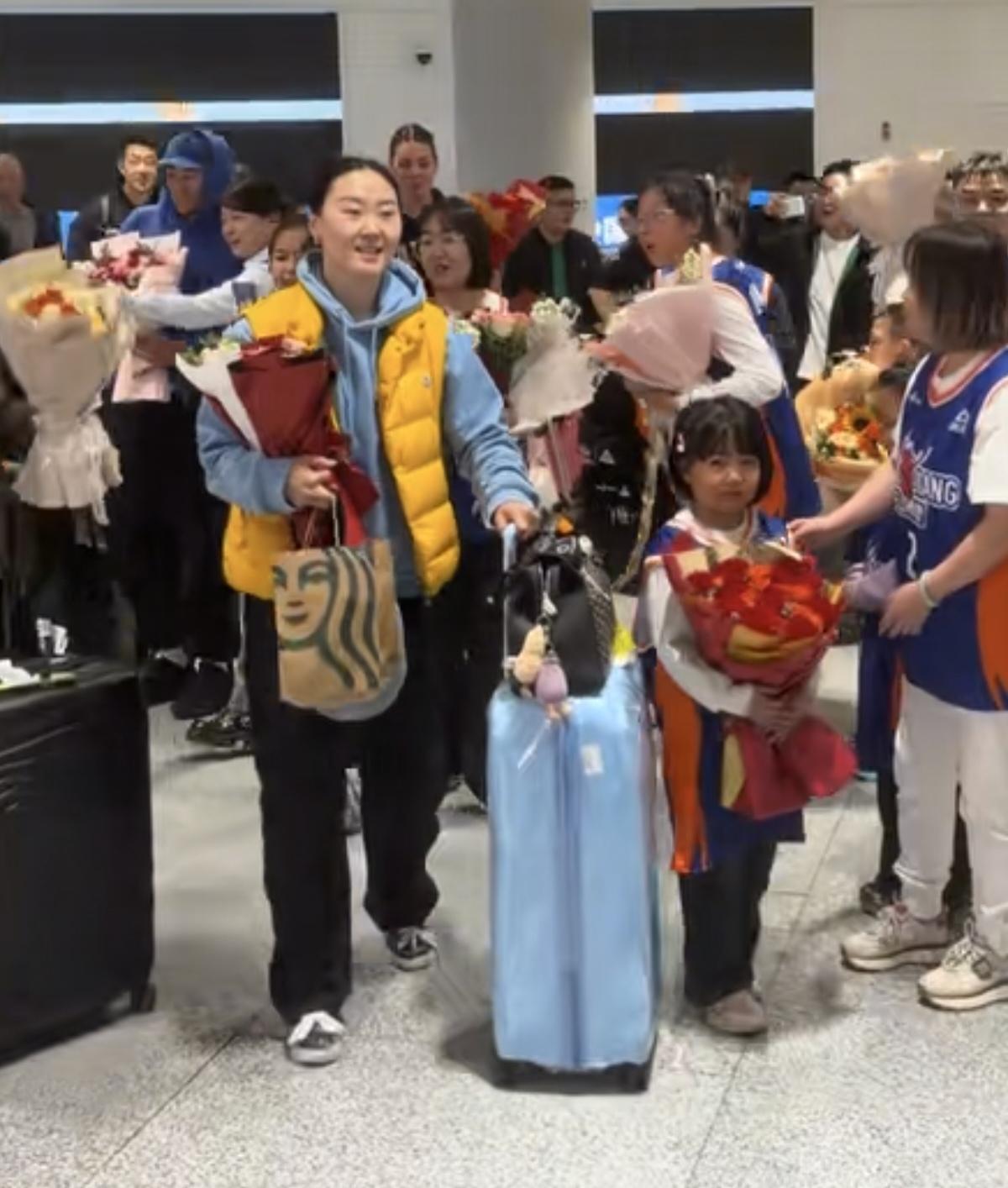 新疆球迷到机场，热情迎接打完山东客场，回到主场的新疆女篮。目前WCBA季后赛，四