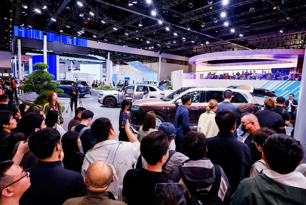 当余承东和马东在北京车展唠家常，车企的沟通方式变了
今年北京车展，鸿蒙智行没搞传