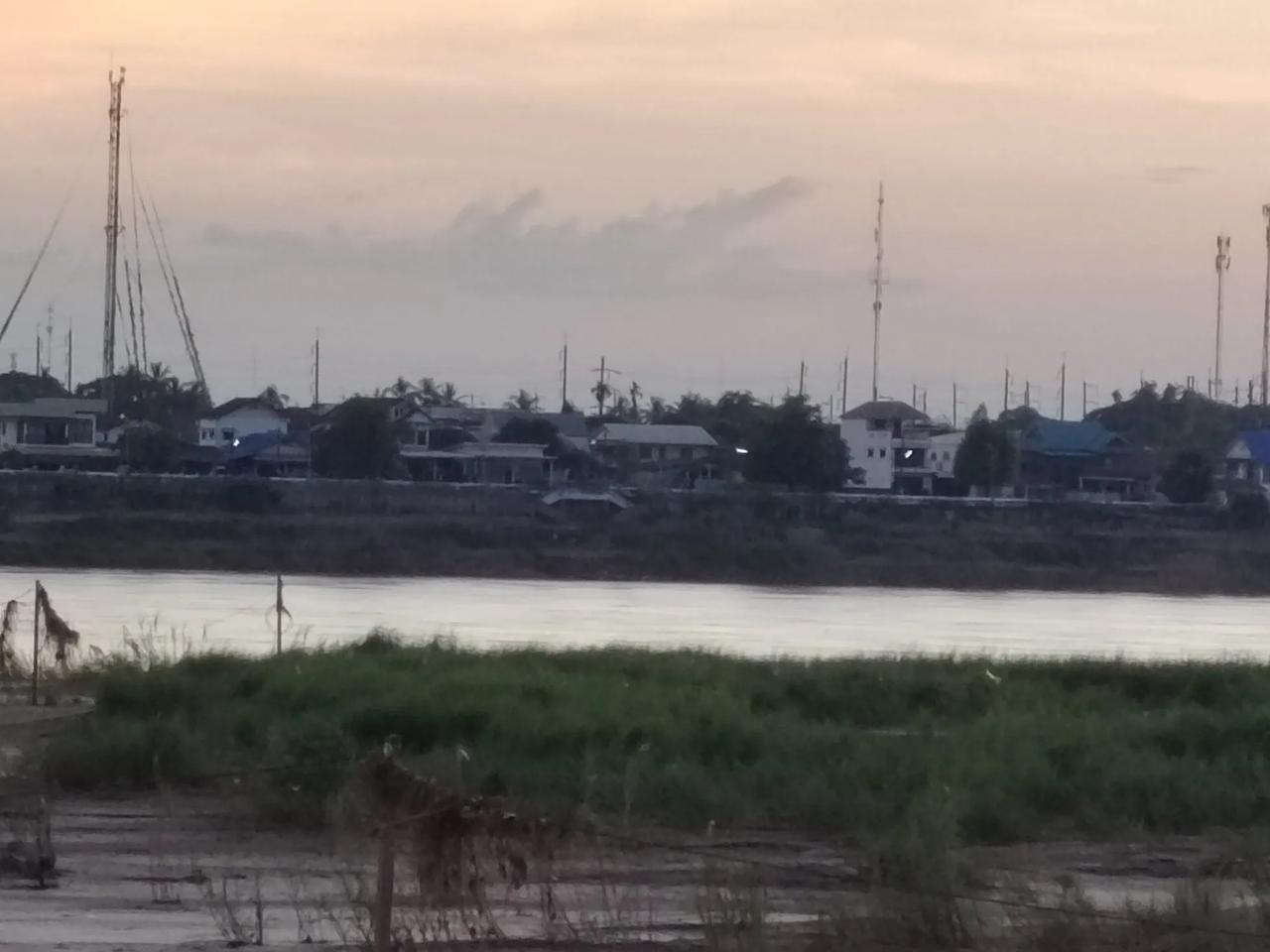站在万象湄公河畔眺望对岸泰国