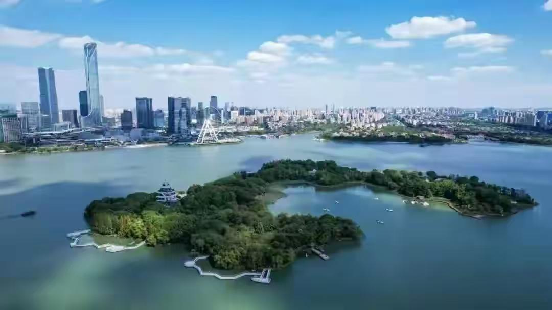 苏沪聚首话团圆，两岸同心向未来。
📍定位：📍中国江苏·苏州金鸡湖景区