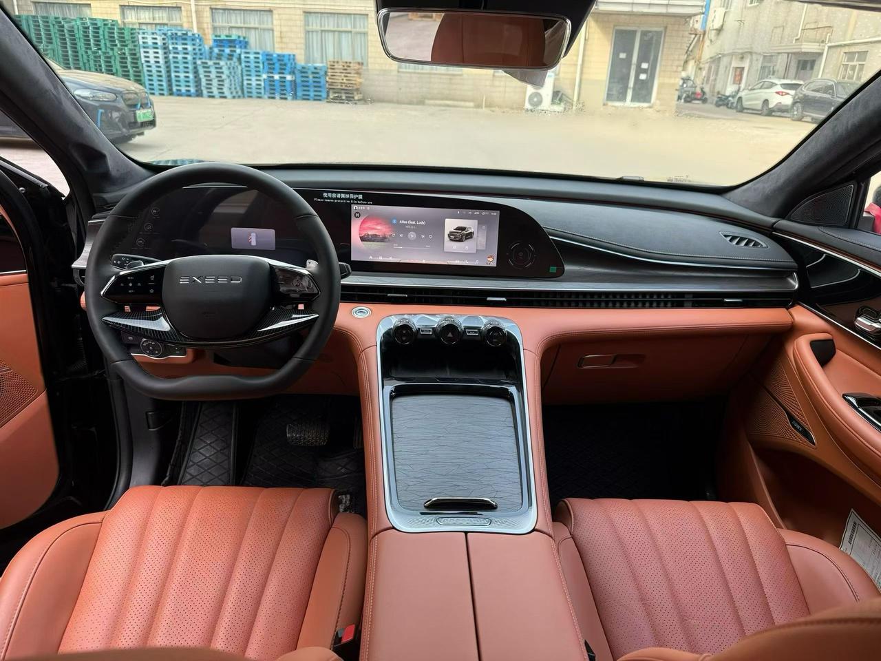 一坐进这款星途凌云两驱曜夜的车内，我最直观的感受就是座椅的包裹性确实比较好，整体