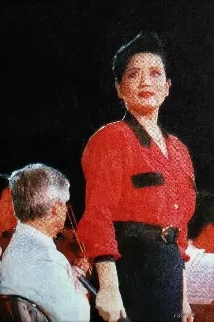 1991年中国电影界赈灾大义演李秀明独唱《蓝色的爱恋》