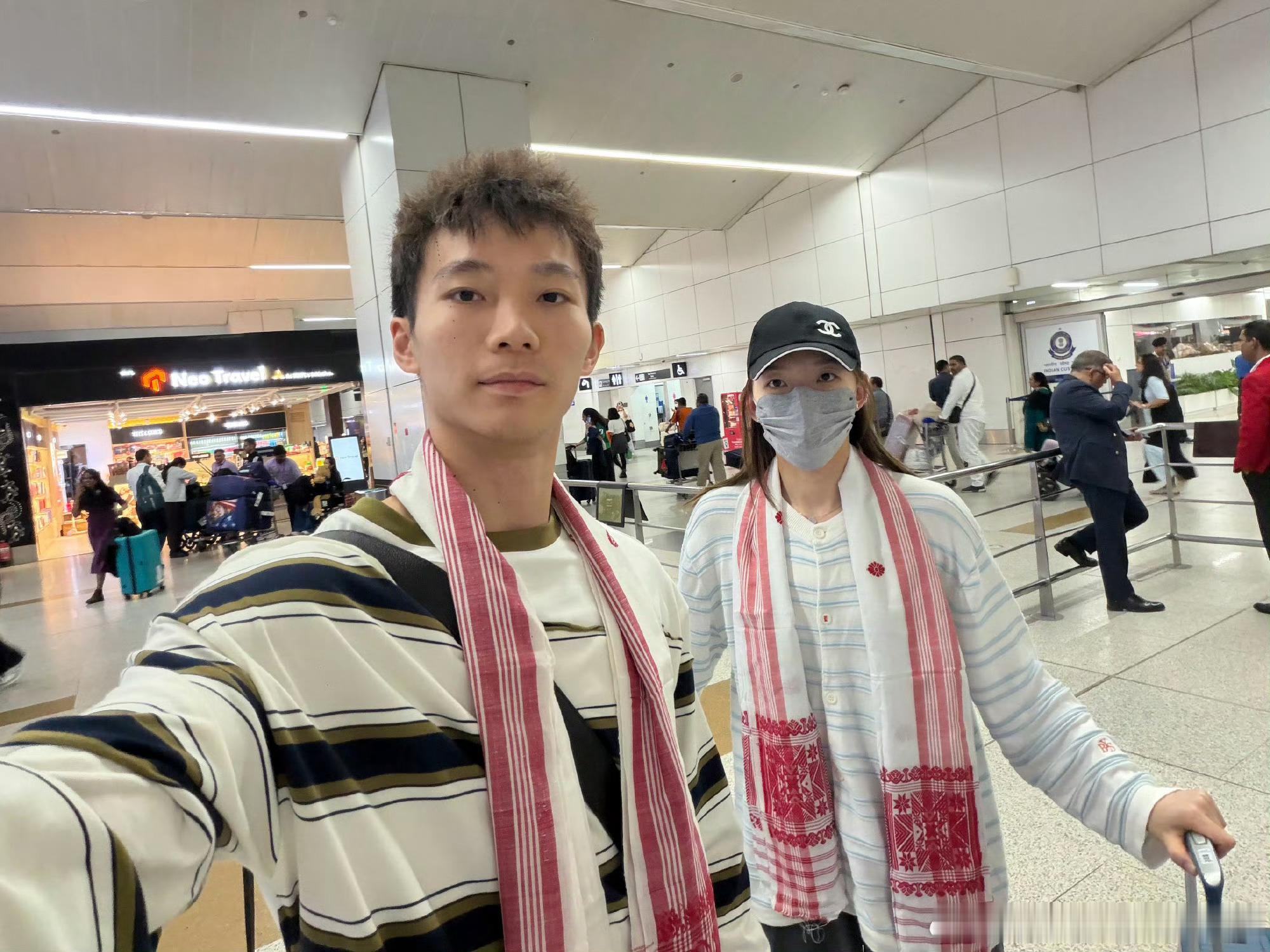 蒋振邦魏雅欣已经到印度了，这飞机坐得也挺久，这个围巾是印度哈达么中国羽毛球队20