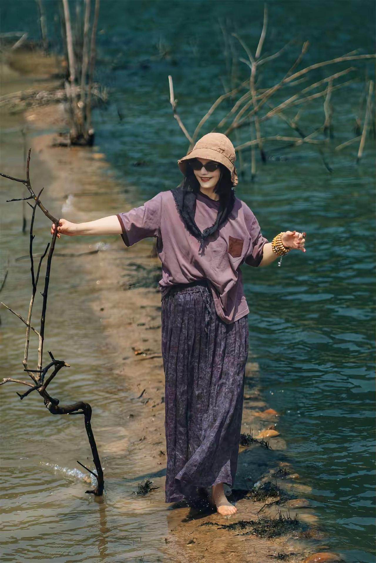 很喜欢现在的自己，穿着一般，生活简单，只想平平淡淡的，做好自己 。