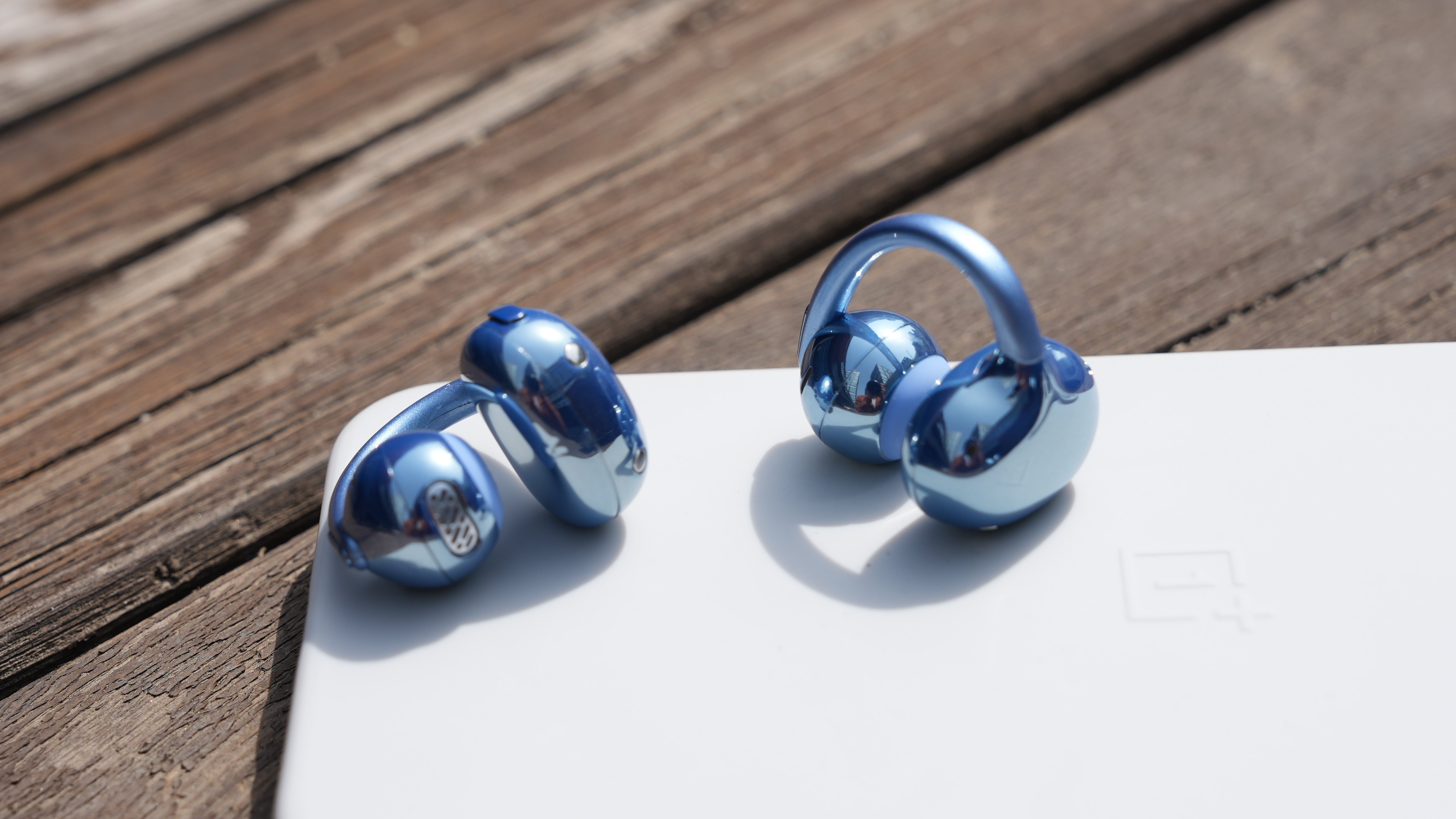 耳夹耳机已经成为蓝牙耳机的主流之一。今天介绍一下倍思 MC2 S 耳夹耳机，专利