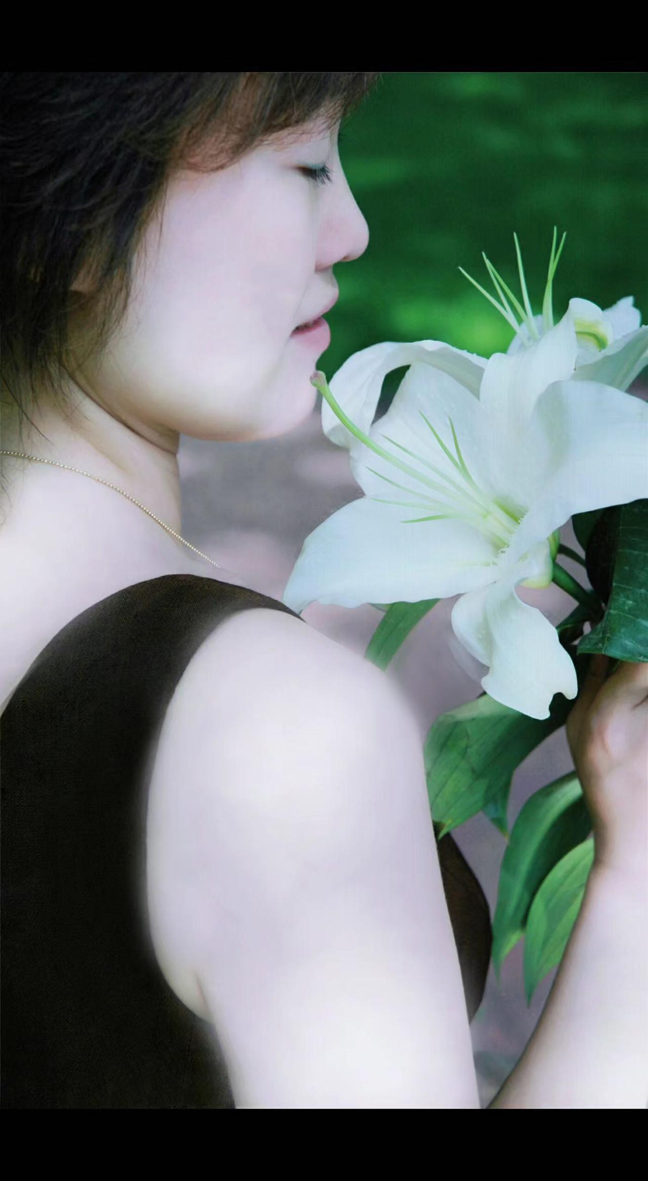 🌸鼻尖轻触时，百合把月光酿成了香水💧。风是偷香的贼，却在发梢留下整座春天🌿