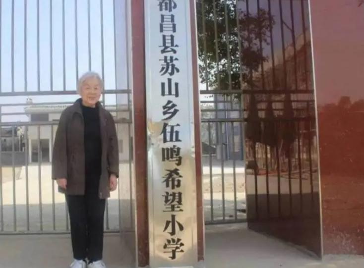 上海一老太太，手握500万，每月退休金1万多，却买不起5块钱的饼，每天啃馒头喝稀