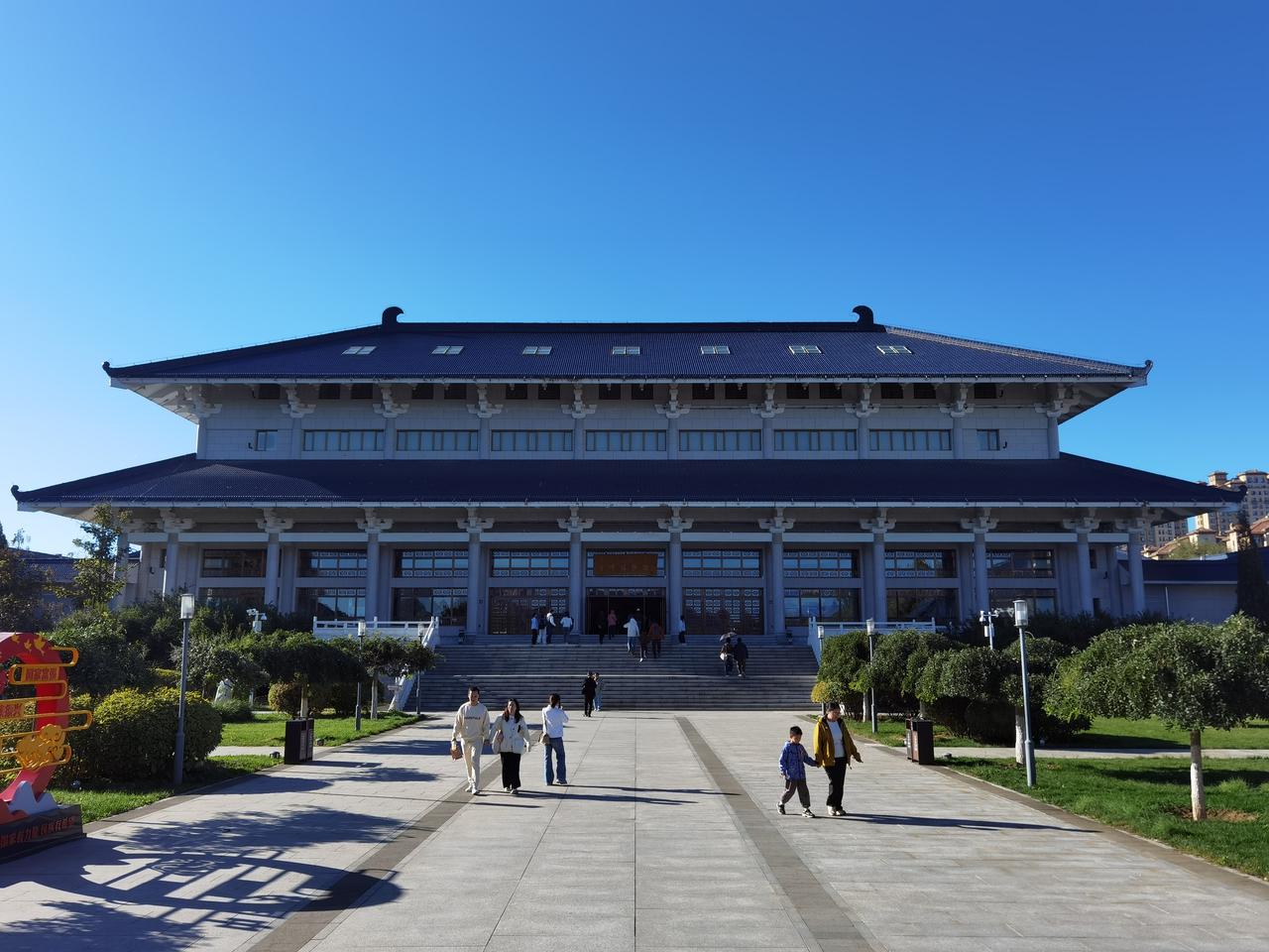 赤峰市区可玩的地方不多，赤峰博物馆是必打卡的地方。

赤峰博物馆也叫北馆，共有日