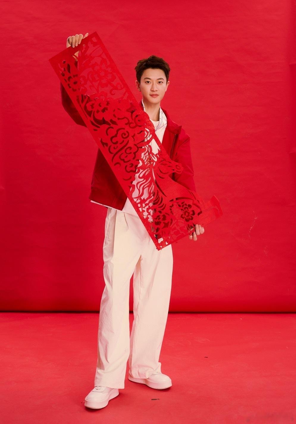 醒狮纳福，事事顺遂，岁岁安康，福暖四季。欢娱影视演员新春写真今日释出。 